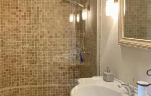 Maisons de vacances Awesome Home In Lussas Et Nontronneau : Maison de Vacances Six Chambres