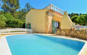 Maisons de vacances Stunning Home In Laudun L Ardoise : photos des chambres