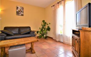 Maisons de vacances Stunning Home In Laudun L Ardoise : photos des chambres