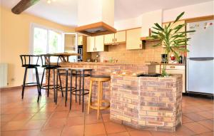 Maisons de vacances Stunning Home In Laudun L Ardoise : photos des chambres