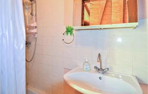 Maisons de vacances Stunning Home In Laudun L Ardoise : Maison de Vacances 4 Chambres