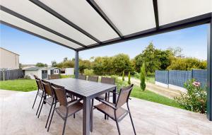 Maisons de vacances 3 Bedroom Nice Home In La Tremblade : photos des chambres