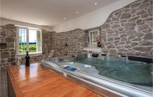 Five-Bedroom Holiday Home In Vinjani Donji