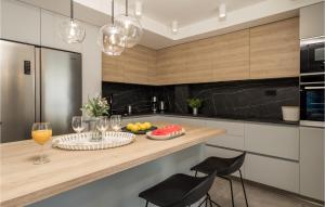 4 Bedroom Stunning Home In Prizna 