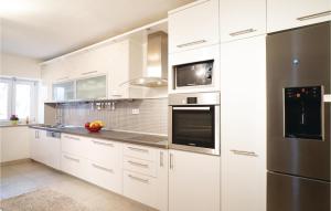 Three-Bedroom Holiday Home In Zmijavci