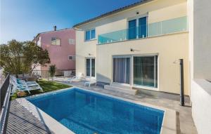 Four-Bedroom Holiday Home In Sibenik