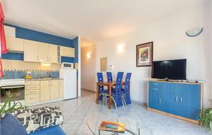 Two-Bedroom Apartment In Makarska