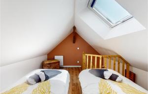Maisons de vacances Stunning Home In Neuilly Le Vendin : photos des chambres