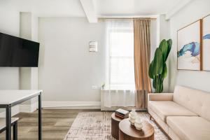 73-308 New 1BR 1Bth UWS Doorman Gym
