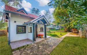 1 Bedroom Cozy Apartment In Premantura 