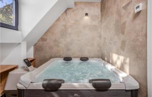 2 Bedroom Lovely Home In Stari Laz