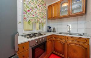 2 Bedroom Awesome Apartment In Nin 
