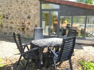 Maisons de vacances Maison charmante a Charron avec piscine partagee : photos des chambres