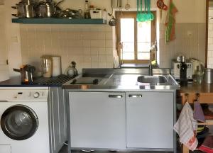 Maisons de vacances Maison charmante a Charron avec piscine partagee : photos des chambres