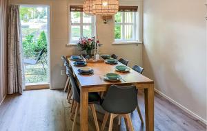 2 Bedroom Cozy Home In Noordscheschut