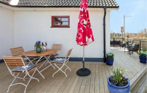 3 Bedroom Cozy Home In Tomelilla