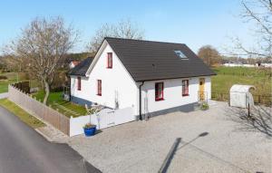 3 Bedroom Cozy Home In Tomelilla