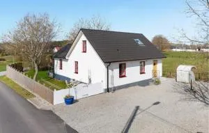 3 Bedroom Cozy Home In Tomelilla - Sjöbo