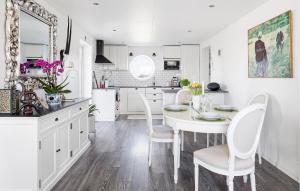 3 Bedroom Cozy Home In Tomelilla