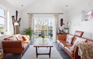 3 Bedroom Cozy Home In Tomelilla