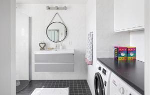 3 Bedroom Cozy Home In Tomelilla