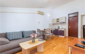 1 Bedroom Lovely Apartment In Pula 