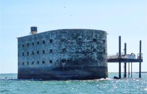 Maisons de vacances Beautiful Home In St-Georges-De-Didonne : photos des chambres