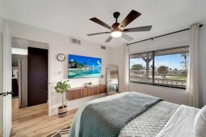 LakeView Fresh and New Bass N Sun King Bed Pool