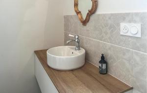 Maisons de vacances Beautiful Home In Saint-Ambroix : photos des chambres