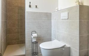 Maisons de vacances Beautiful Home In Saint-Ambroix : photos des chambres