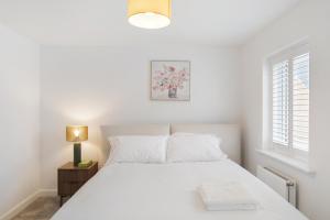 Pristine house near Dartford Station with Free Parking and Study