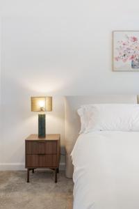 Pristine house near Dartford Station with Free Parking and Study