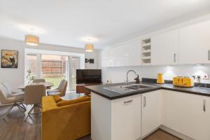 Pristine house near Dartford Station with Free Parking and Study