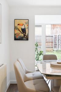 Pristine house near Dartford Station with Free Parking and Study