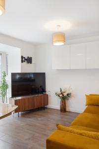 Pristine house near Dartford Station with Free Parking and Study