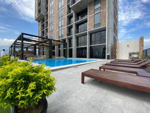 Lux 2 BR apartment, swimming pool, gym and free parking spot in downtown Monterrey