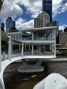 Mid Century Pad 1Bed 1Bath 1Car 10 mins to CBD