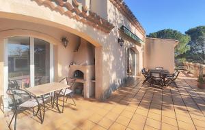 Maisons de vacances Pet Friendly Home In Cruzy : photos des chambres
