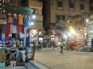 شقة كبيره و انيقة بجانب مسجد الأزهر و مقابل مسجد الحسن و الحسين