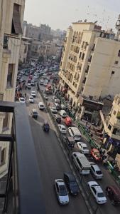 شقة كبيره و انيقة بجانب مسجد الأزهر و مقابل مسجد الحسن و الحسين