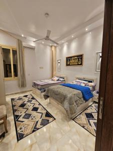 شقة كبيره و انيقة بجانب مسجد الأزهر و مقابل مسجد الحسن و الحسين