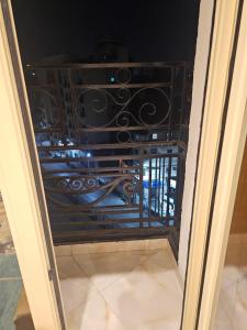 شقة كبيره و انيقة بجانب مسجد الأزهر و مقابل مسجد الحسن و الحسين