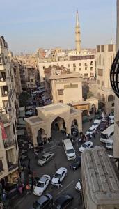 شقة كبيره و انيقة بجانب مسجد الأزهر و مقابل مسجد الحسن و الحسين