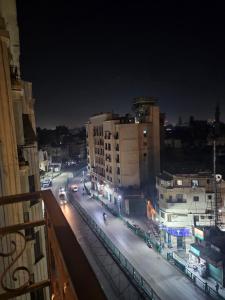 شقة كبيره و انيقة بجانب مسجد الأزهر و مقابل مسجد الحسن و الحسين