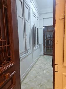 شقة كبيره و انيقة بجانب مسجد الأزهر و مقابل مسجد الحسن و الحسين