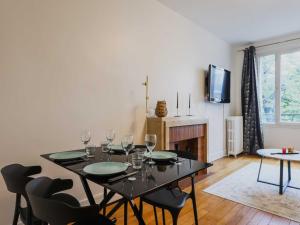 Cosy apt with balcony -3BR-4P- Place des Ternes - 4-Sterne-Hotels in Paris