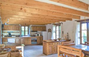 Maisons de vacances 9 Bedroom Nice Home In Gigny : photos des chambres
