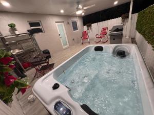Stylish Studio With Jacuzzi