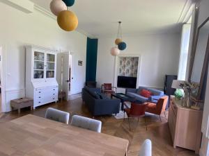 Grande maison familiale près dOrléans, calme avec jardin - FR-1-590-563