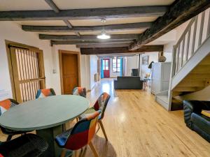 Maisons de vacances Gite renove a Mauvages avec jardin, BBQ et WIFI - FR-1-585-167 : photos des chambres